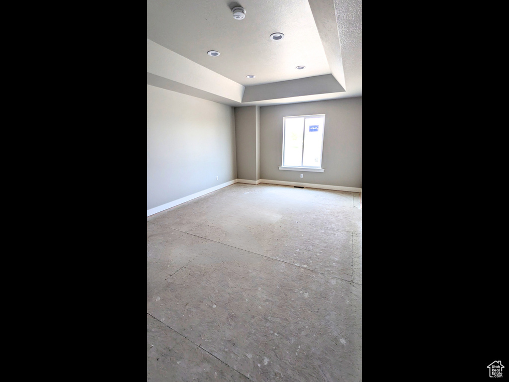 Empty room with a tray ceiling