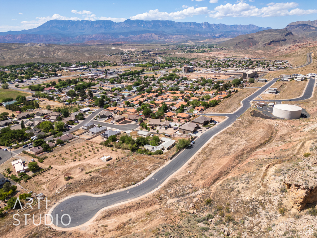 Aerial view with a mountain view