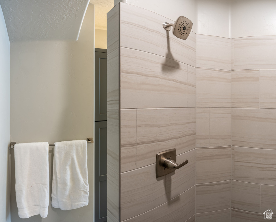 Bathroom featuring a tile shower