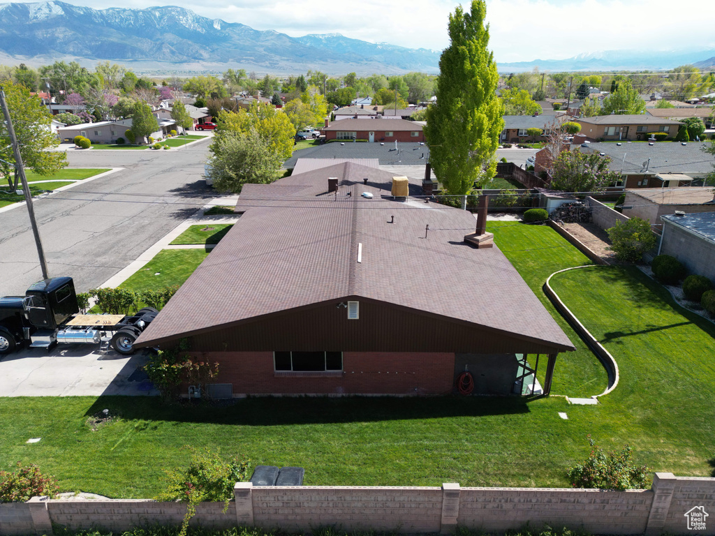 Birds eye view of property featuring a mountain view