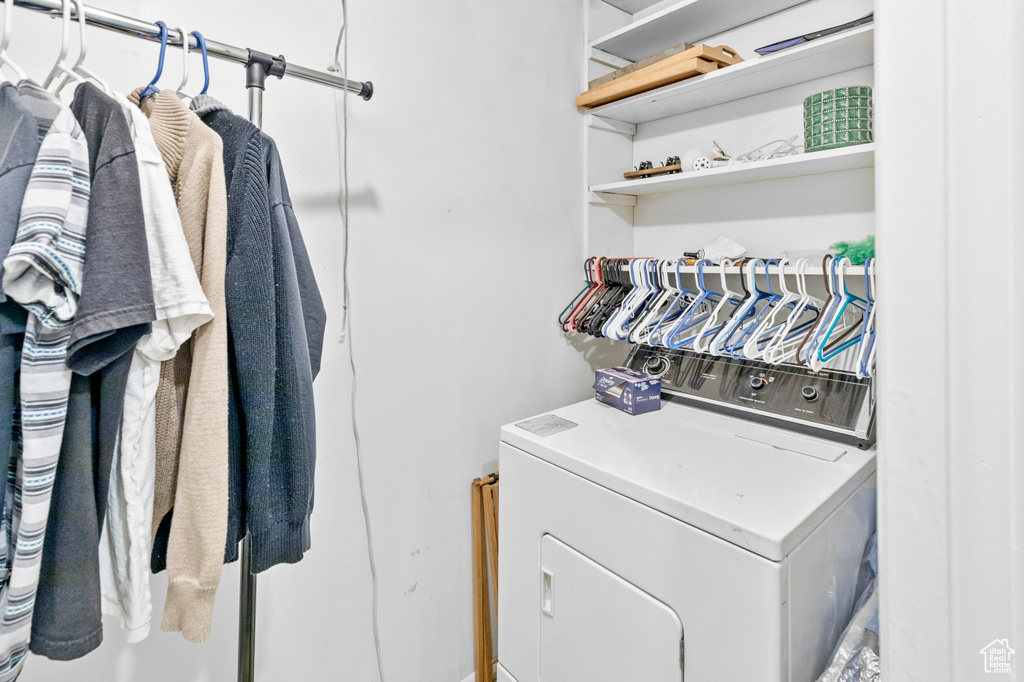 Laundry area with washer / clothes dryer