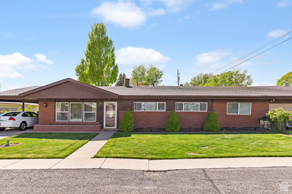 Ranch-style house with a front yard