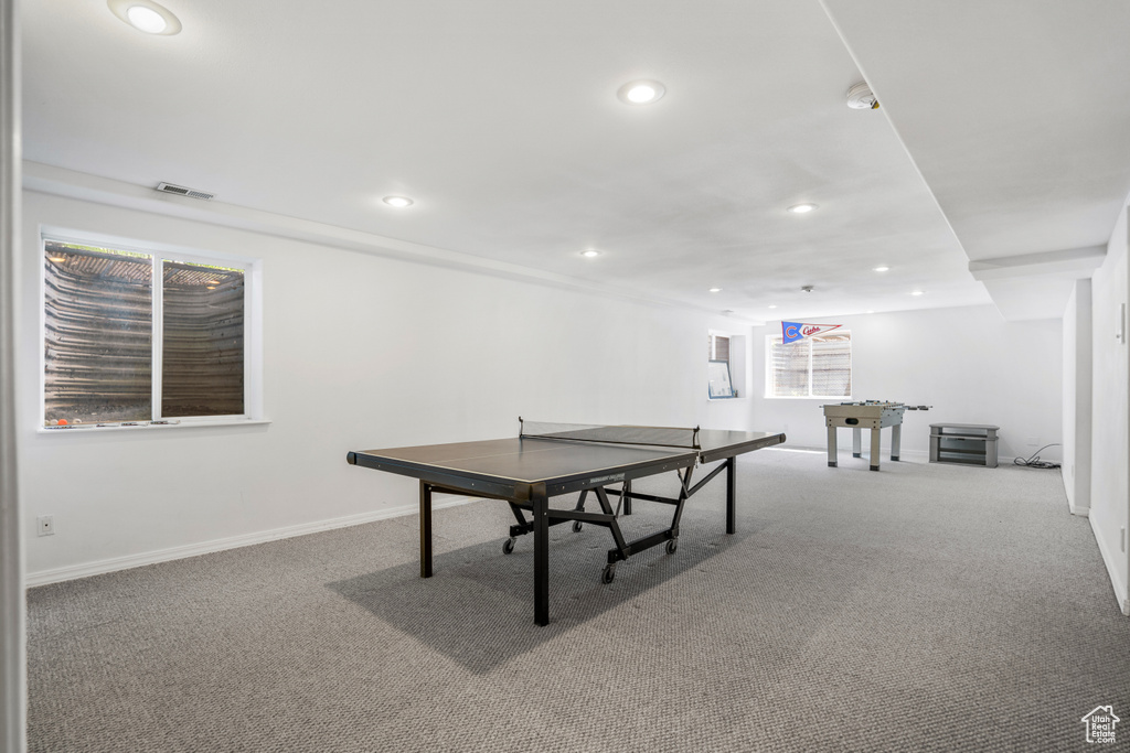 Game room with carpet