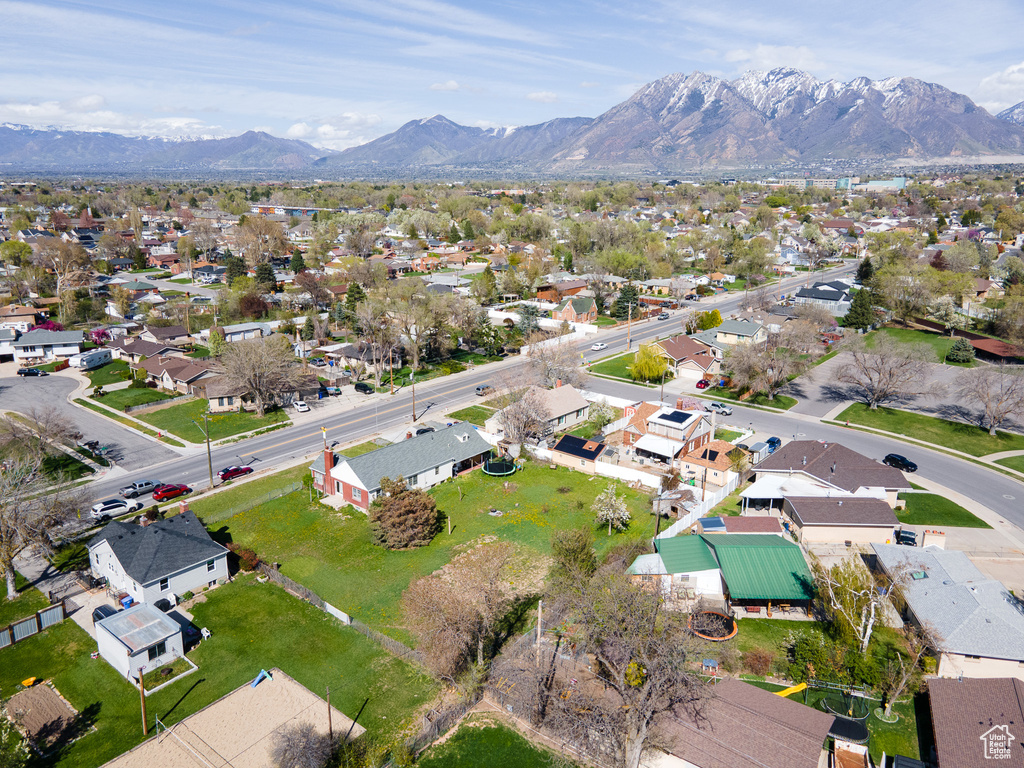 Bird\'s eye view with a mountain view