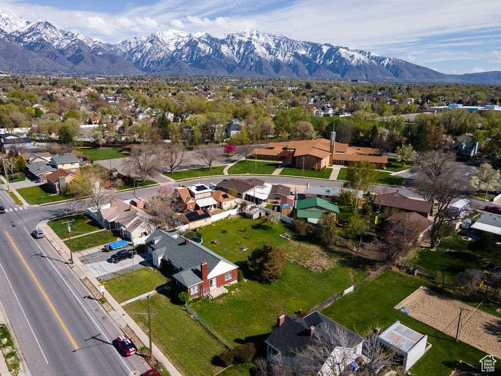 Bird\'s eye view with a mountain view