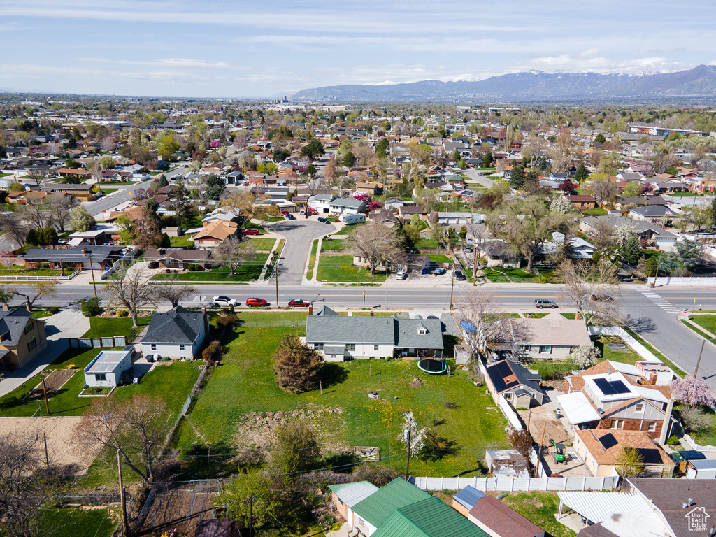 Birds eye view of property featuring a mountain view