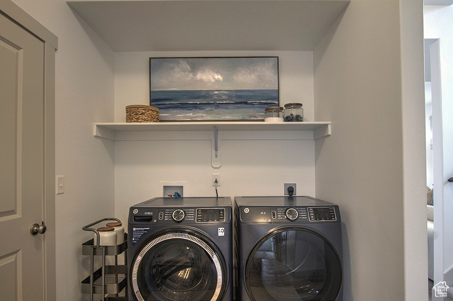 Washroom featuring independent washer and dryer, electric dryer hookup, and washer hookup