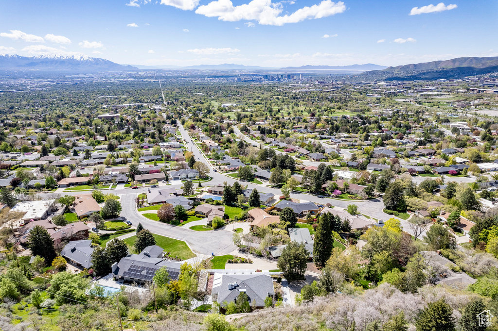 Aerial view with a mountain view