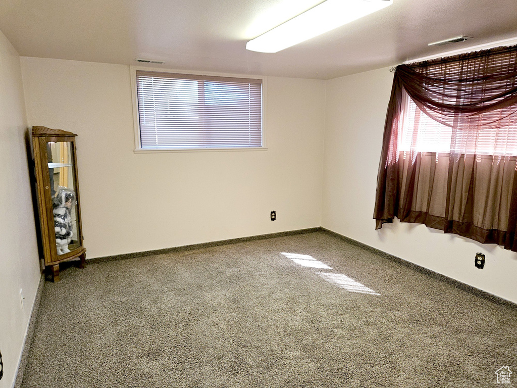 Spare room with carpet flooring