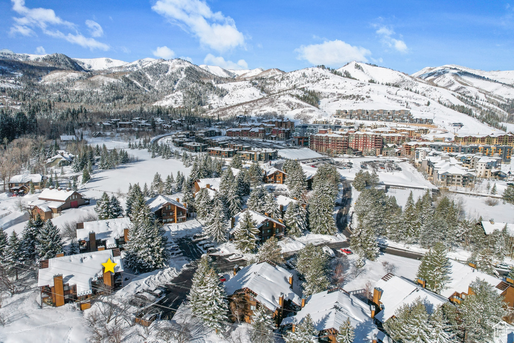 Snowy aerial view with a mountain view