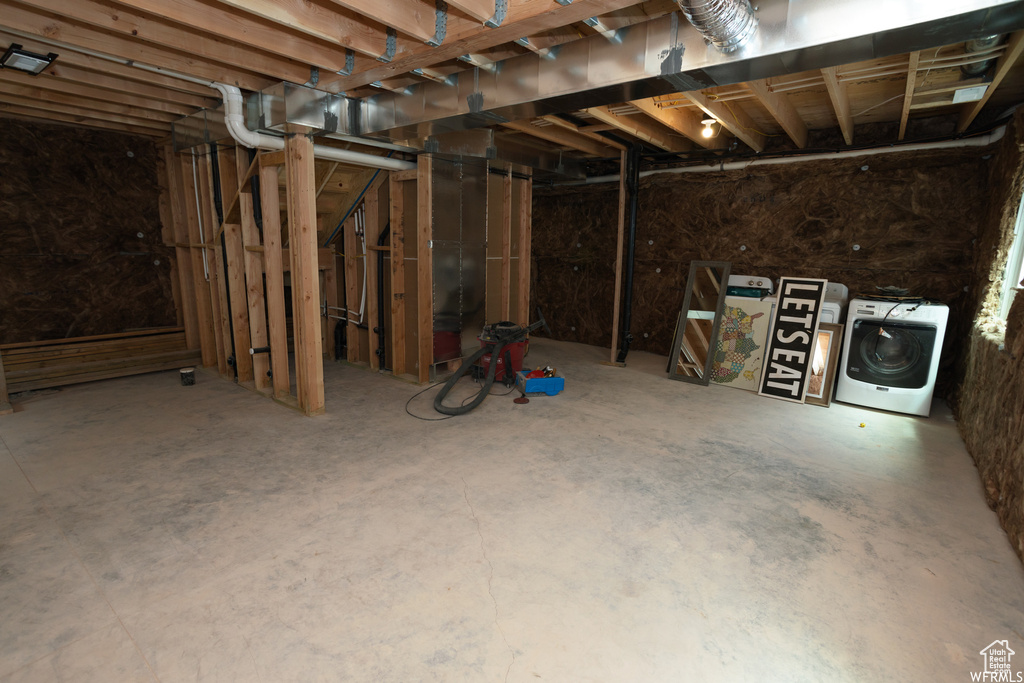 Basement featuring washer / dryer