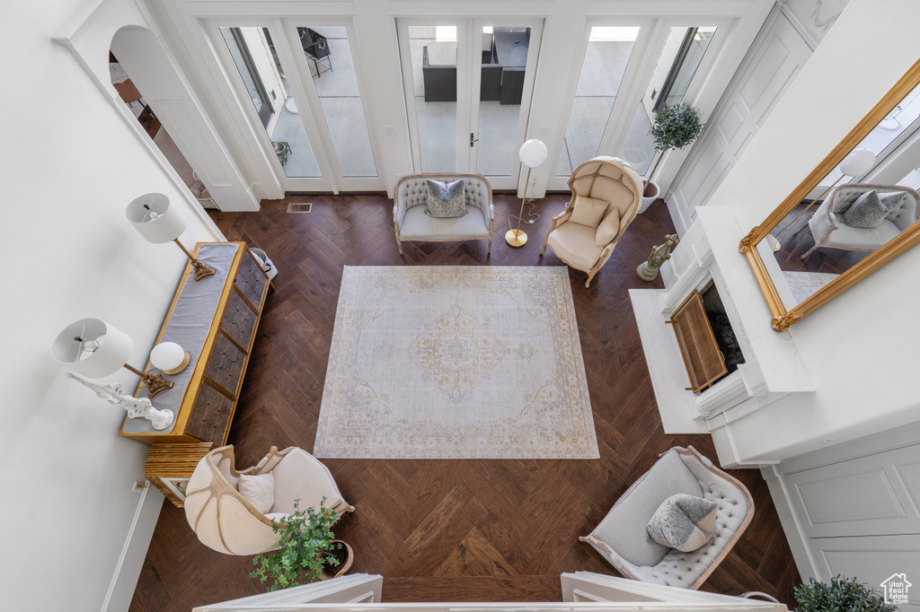 Living room featuring a high ceiling and dark parquet flooring