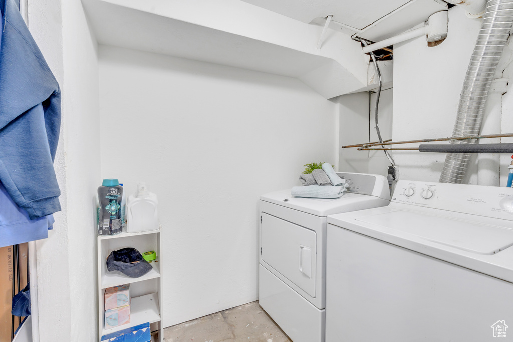 Laundry area with hookup for an electric dryer and separate washer and dryer