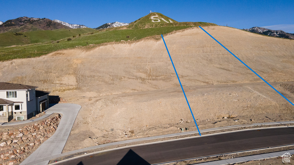 Drone / aerial view featuring a mountain view