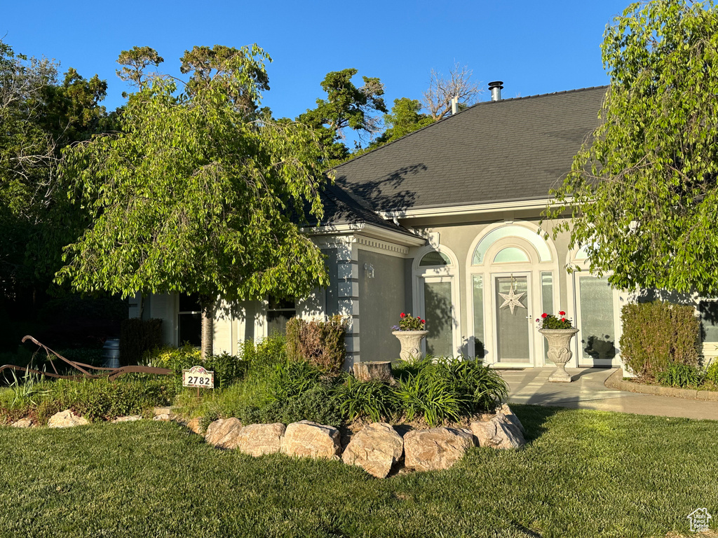 View of front of home featuring a front lawn