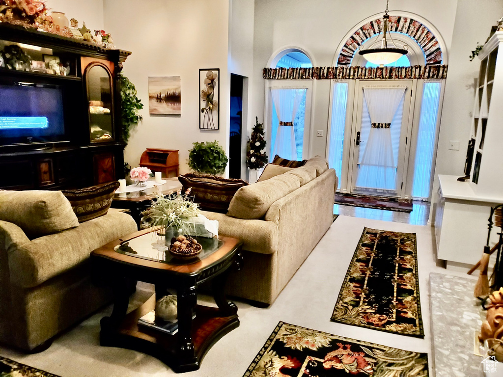 Living room with a towering ceiling