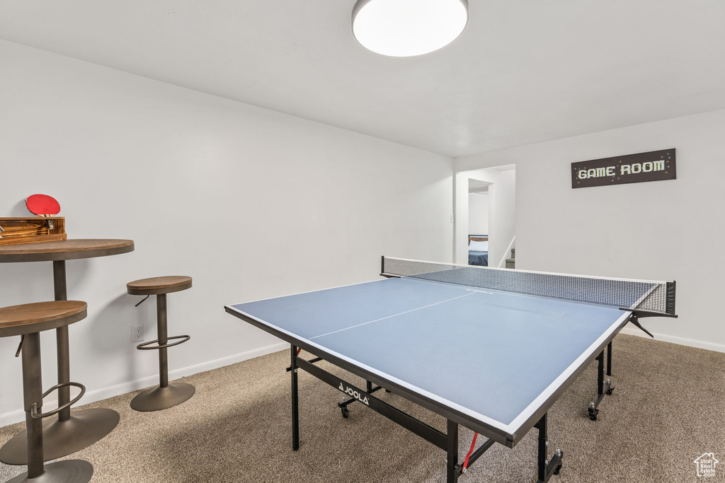 Game room with carpet flooring