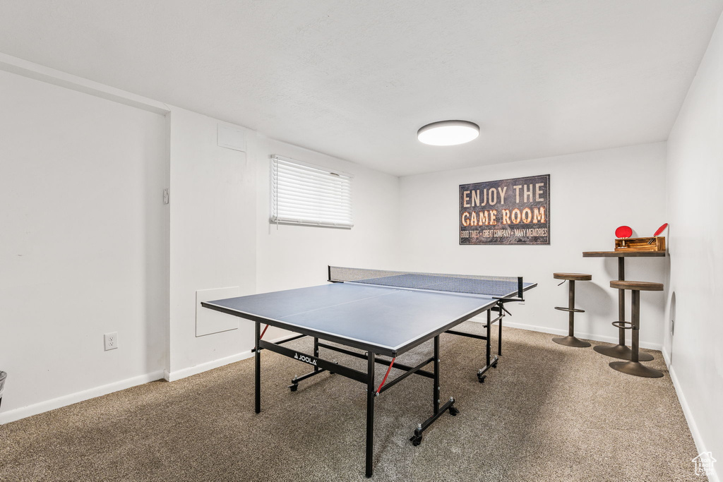 Game room with carpet flooring