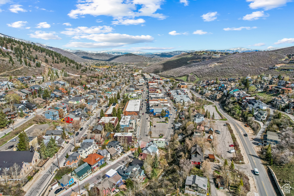 Bird\\\'s eye view featuring a mountain view