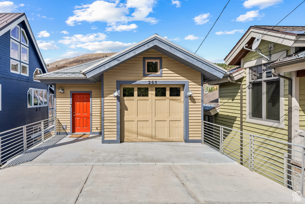 Bungalow with a garage