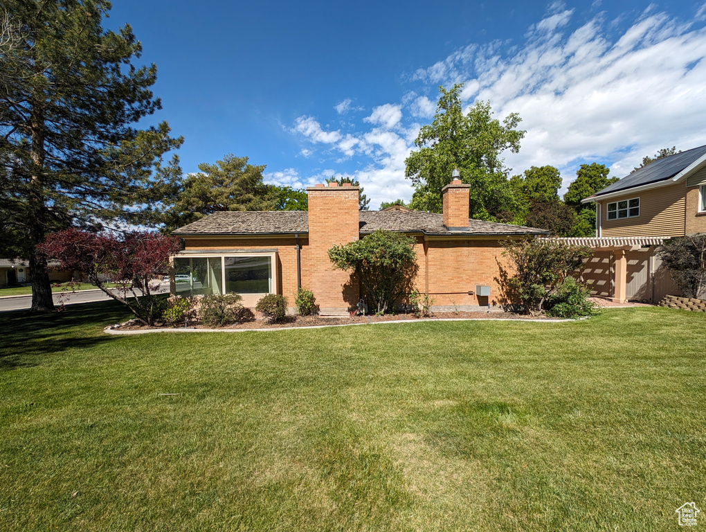 View of front facade with a front lawn