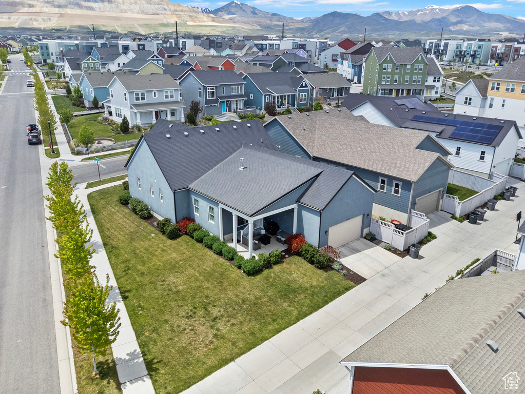 Aerial view with a mountain view