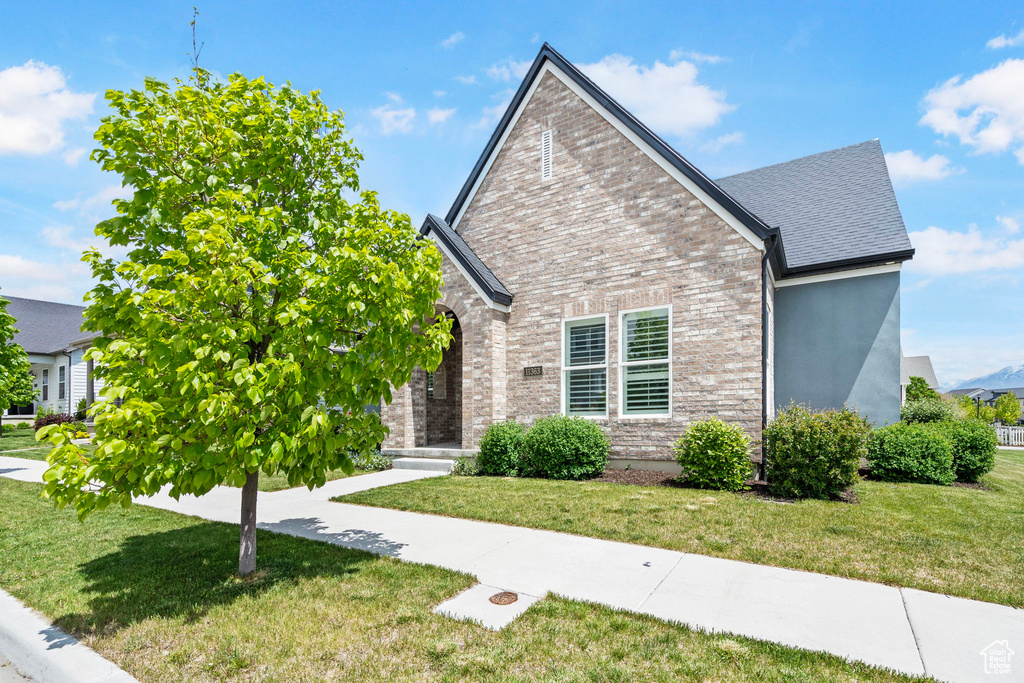 View of front facade with a front lawn