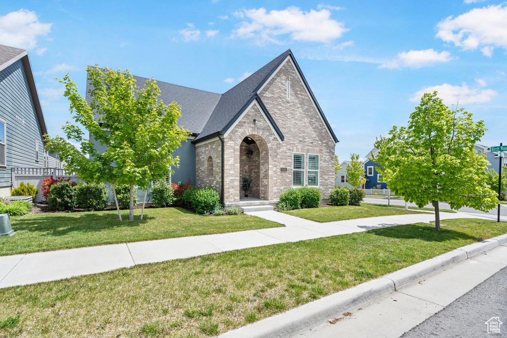 View of front facade with a front lawn