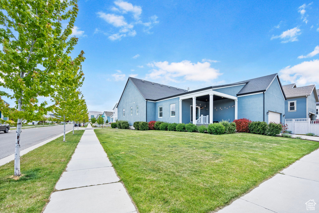 View of front facade with a front lawn