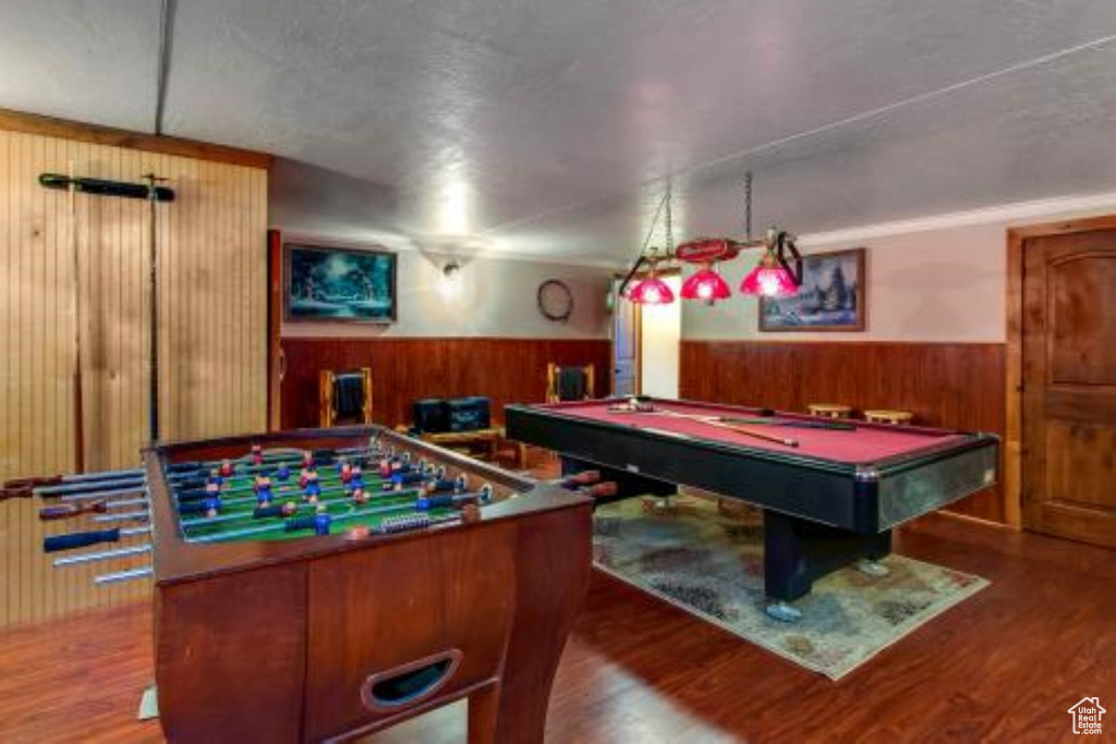 Recreation room with wood-type flooring and billiards