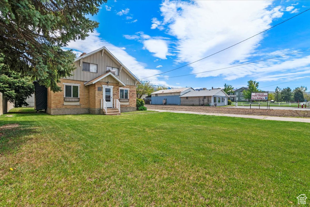 View of front of property featuring a front lawn