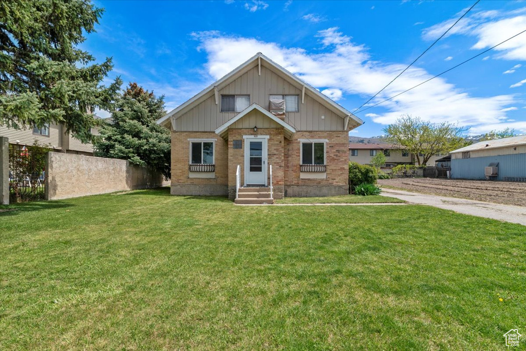 View of front of property featuring a front lawn