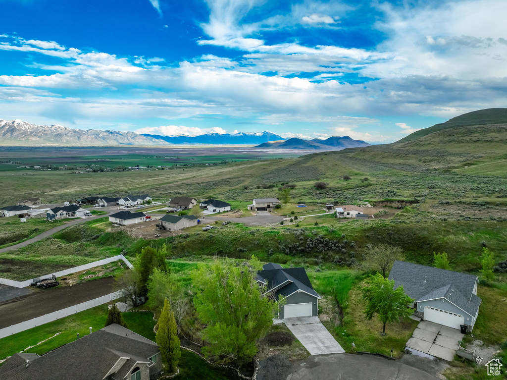 Aerial view with a mountain view