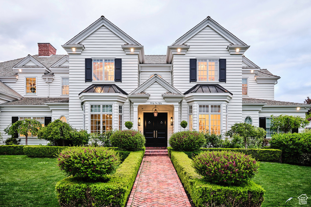 View of front of home featuring a front yard