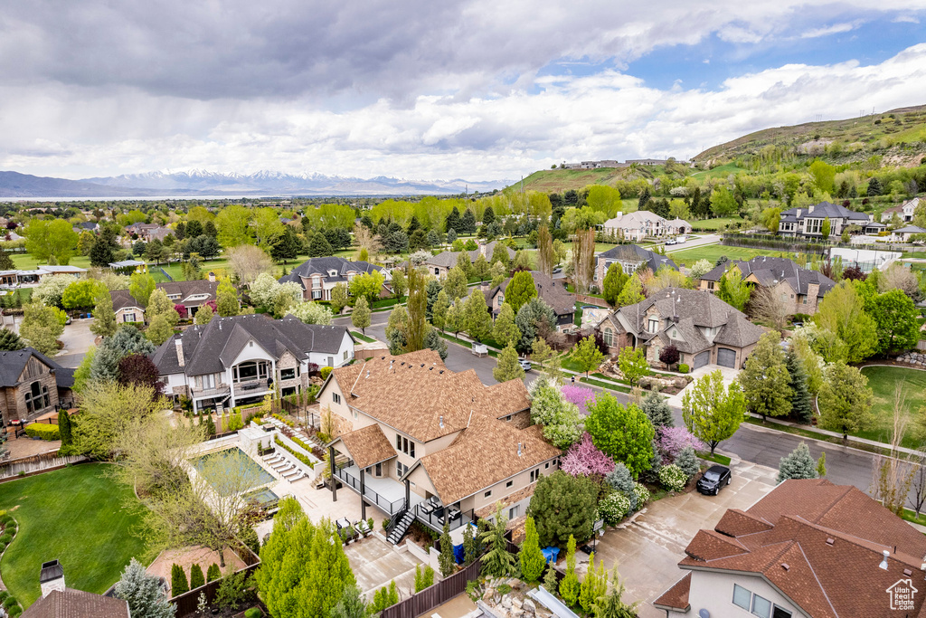 Aerial view with a mountain view