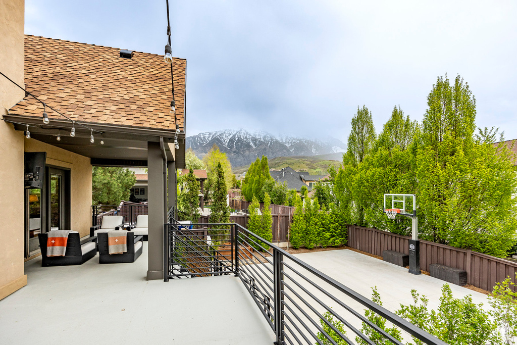 Balcony featuring a mountain view