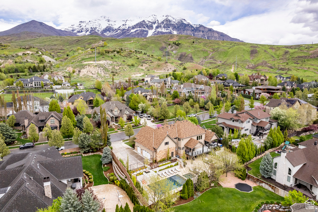 Aerial view with a mountain view