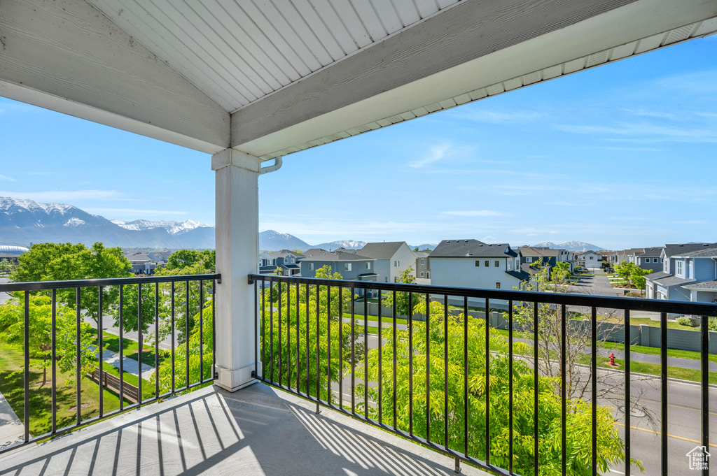 Balcony featuring a mountain view