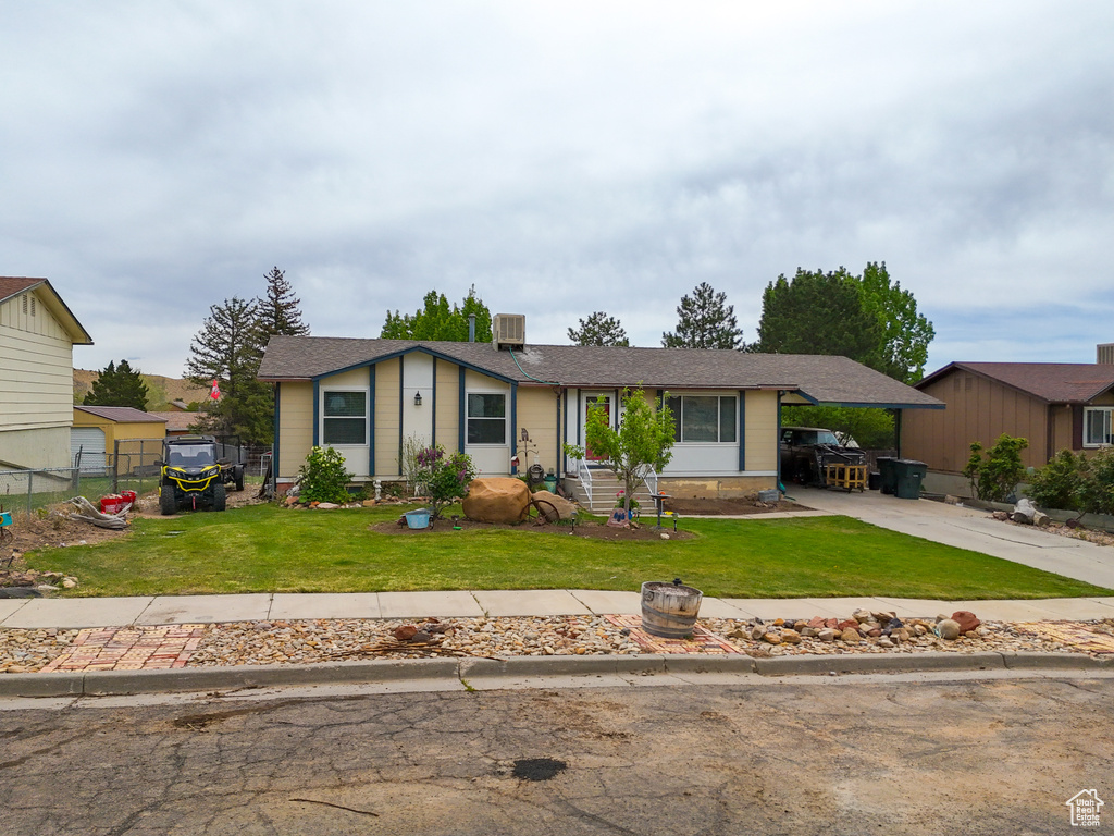 View of front of property featuring a front lawn