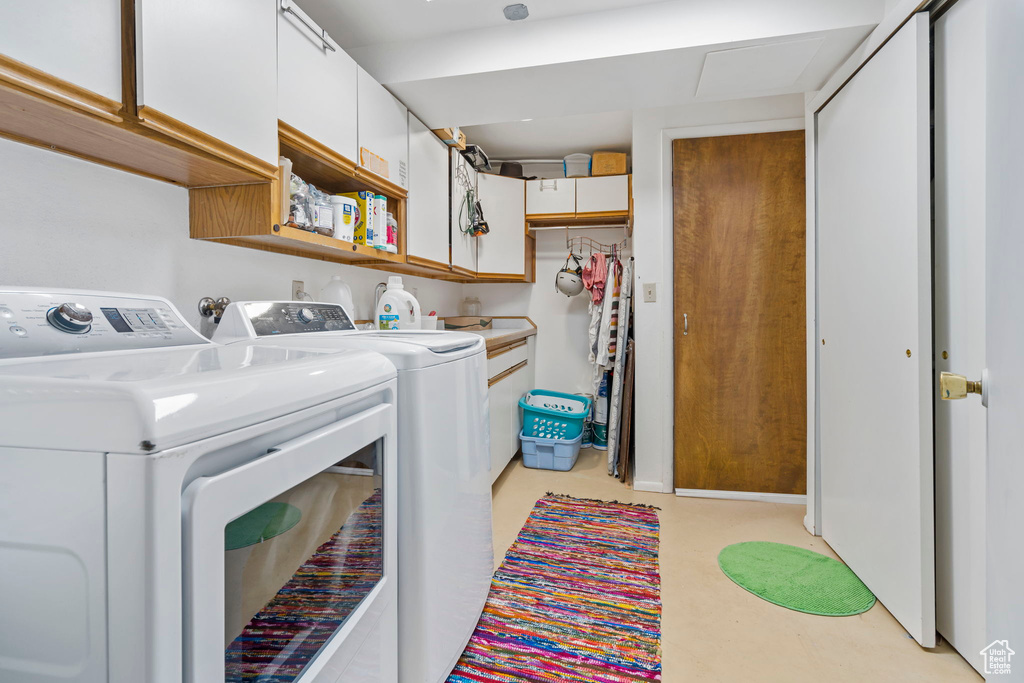 Laundry room with cabinets and independent washer and dryer