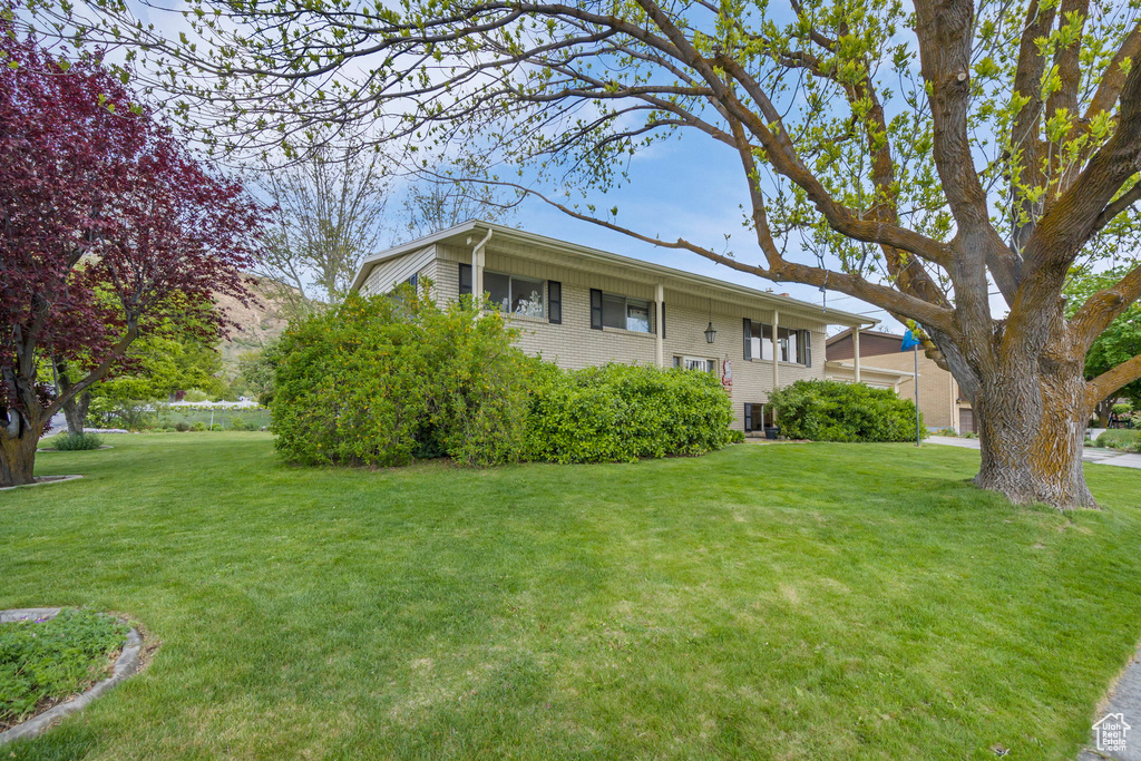 View of front of house featuring a front yard