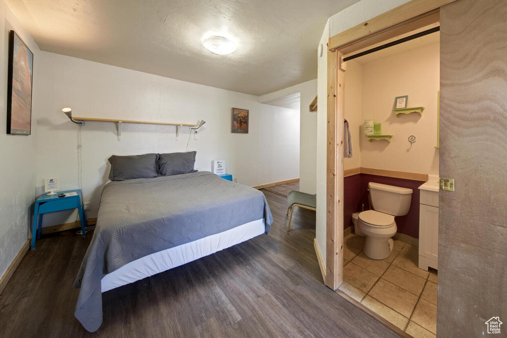 Tiled bedroom with ensuite bath