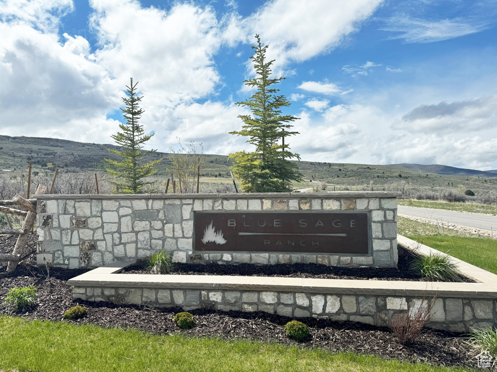 Community sign featuring a mountain view