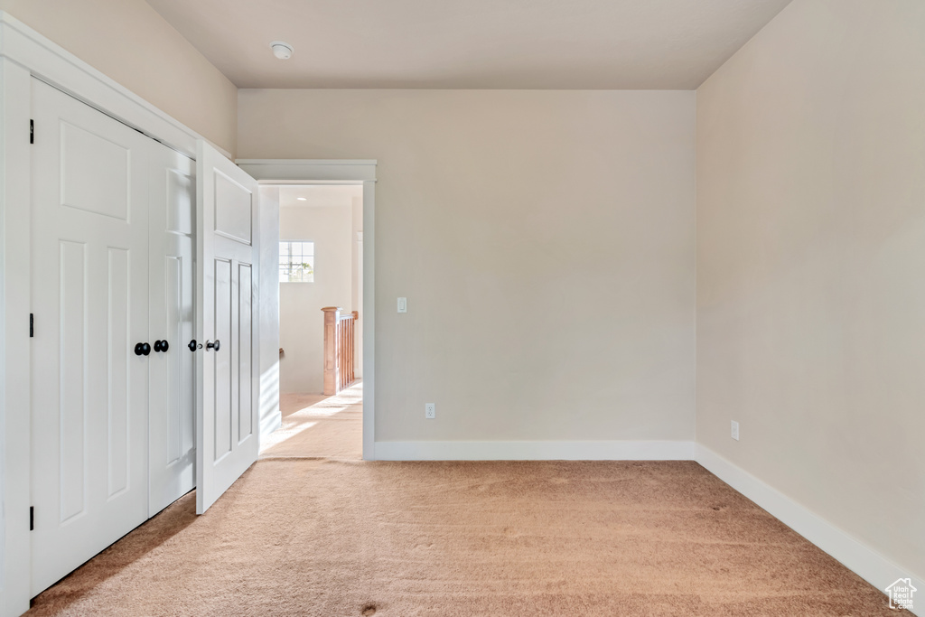 Empty room with light carpet