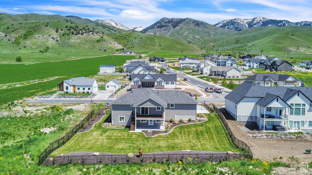 Aerial view with a mountain view