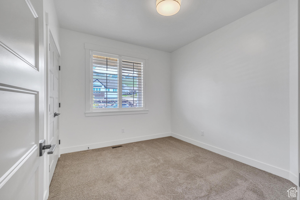 Spare room with carpet flooring