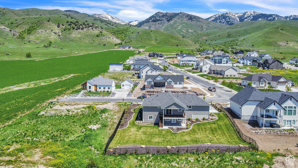 Aerial view with a mountain view