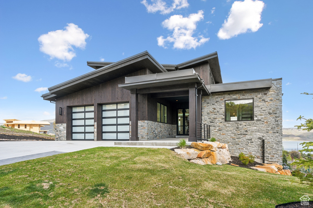 Contemporary house featuring a front yard