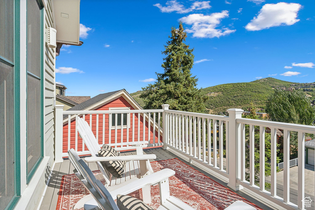 Balcony featuring a mountain view