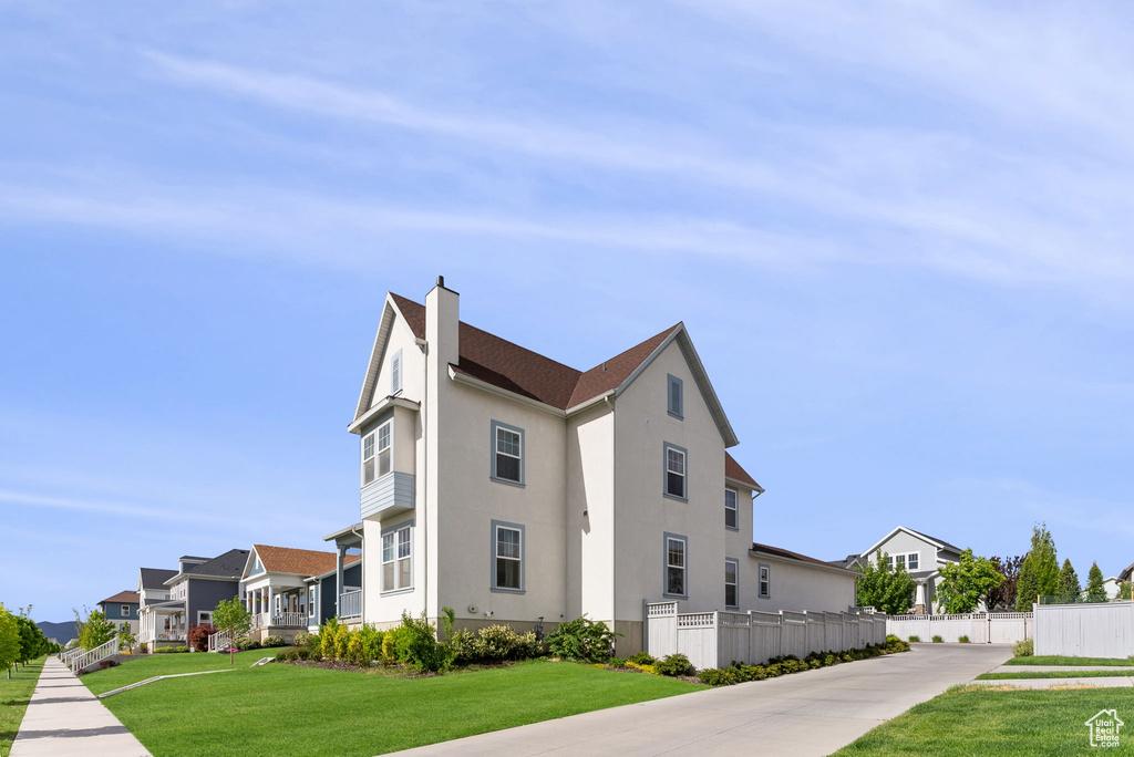 View of front of property featuring a front yard